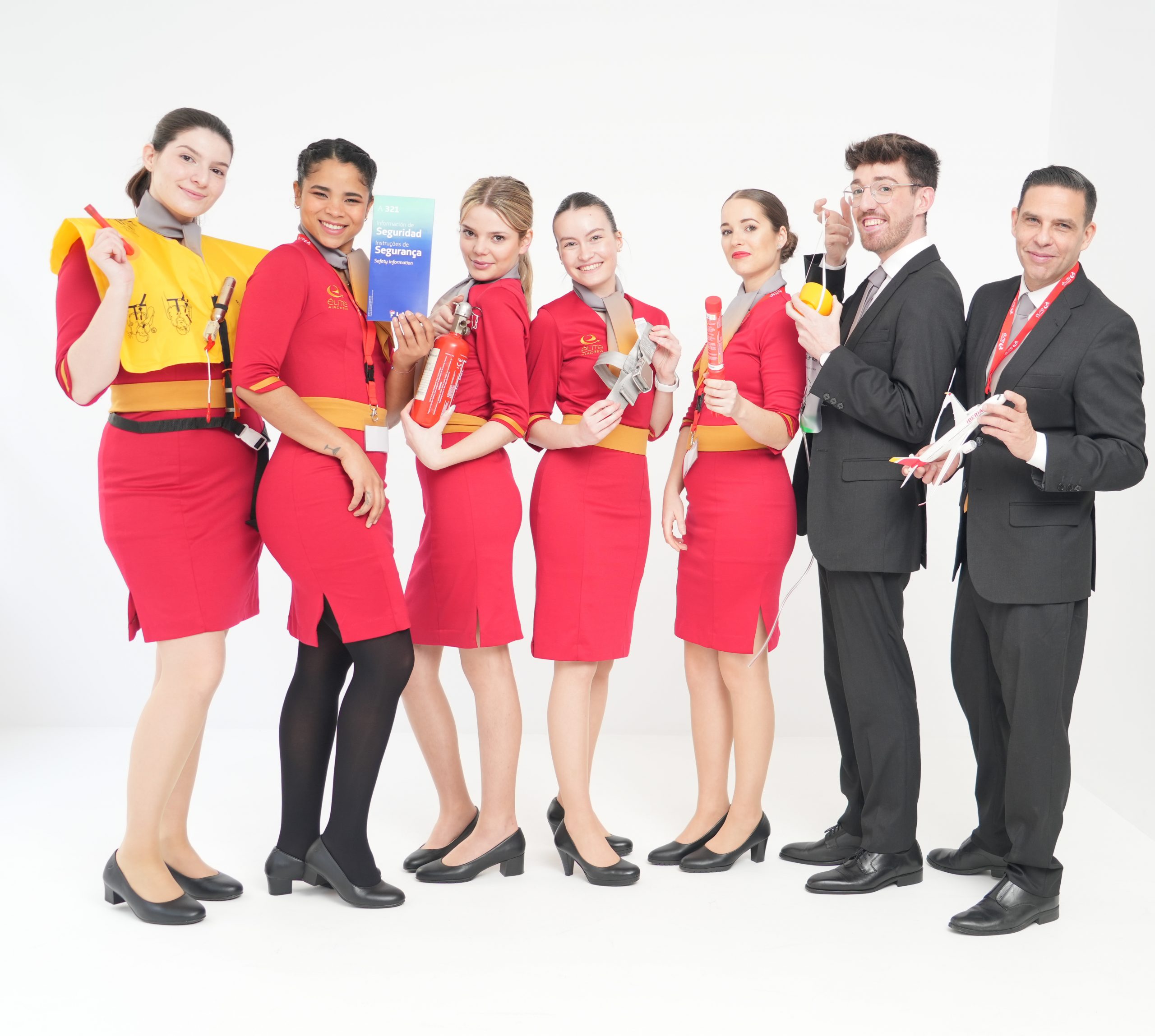 Alumnos de Élite AirCrew con el material de emergencia