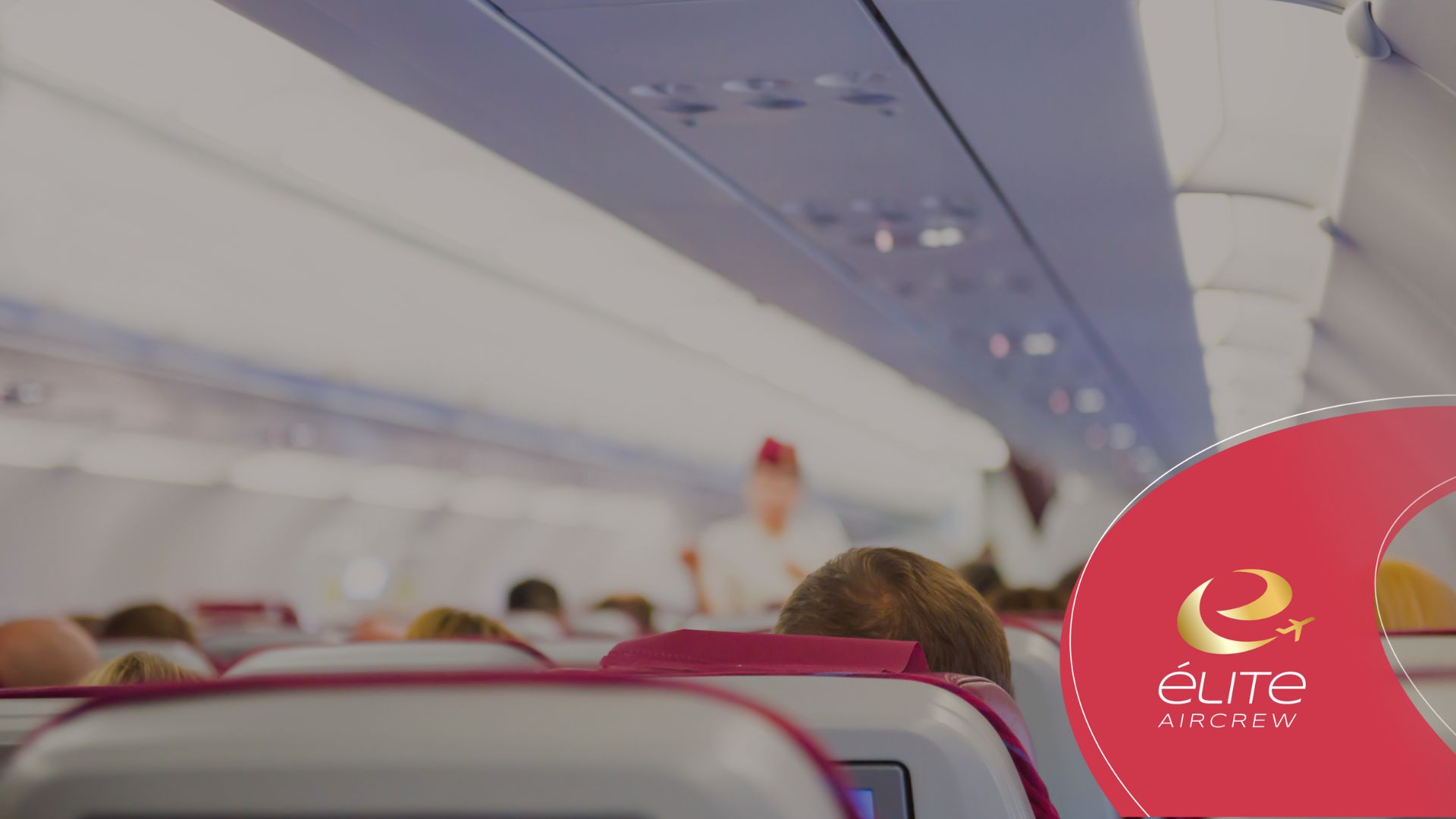 Alumna de Élite AirCrew durante una práctica en el simulador de cabina